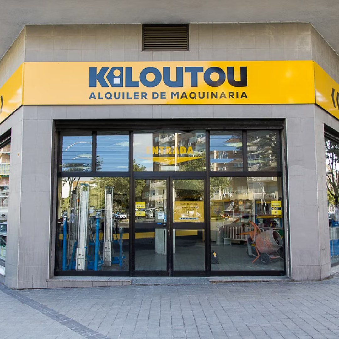 Fachada rotulada de una agencia Kiloutou