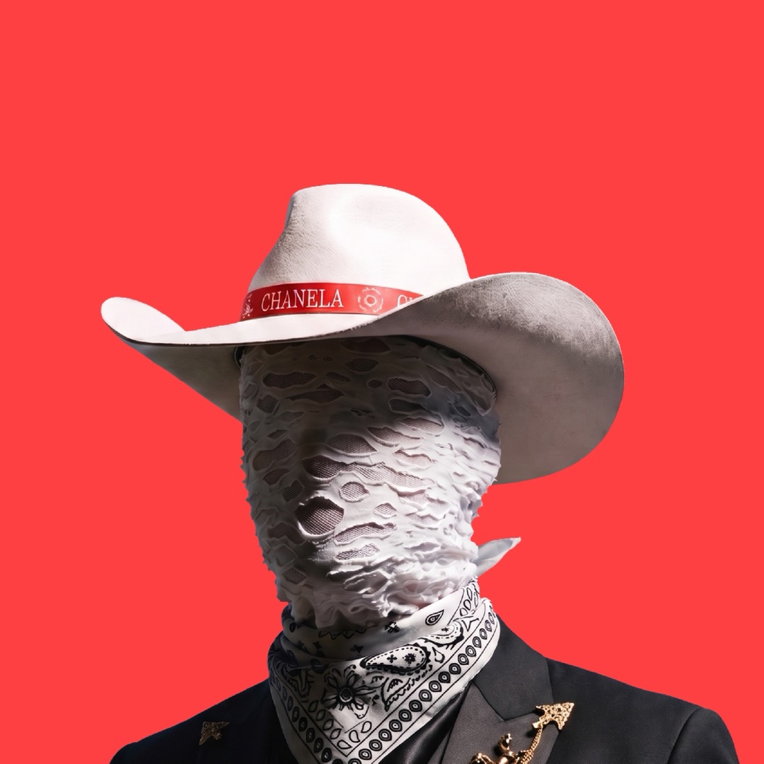 Retrato de Chanela Clicka con sombrero vaquero sobre fondo rojo