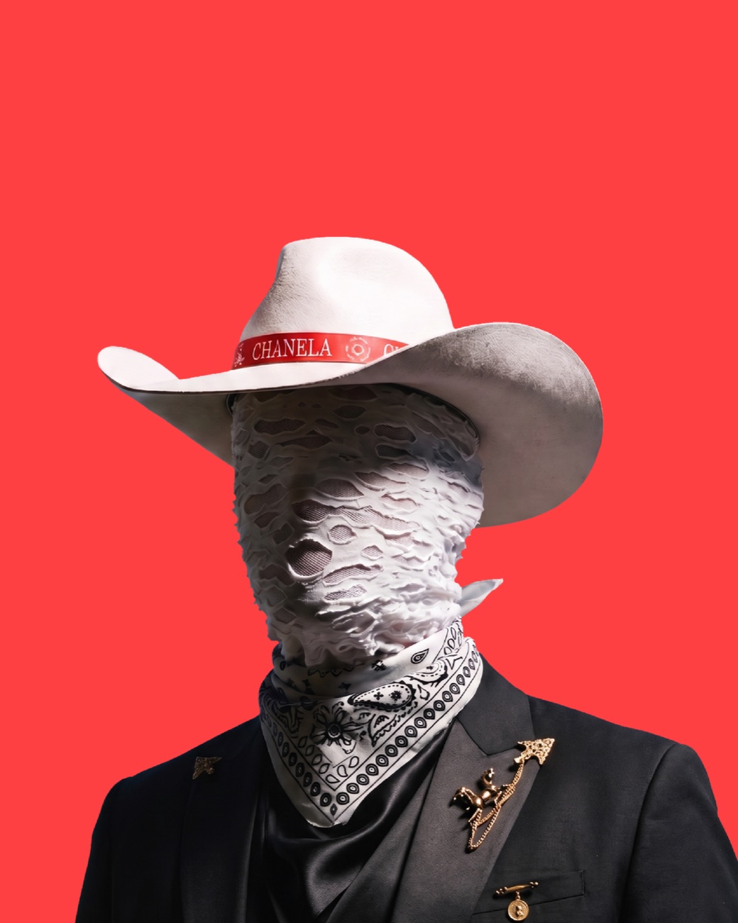 Sombrero vaquero blanco con la cinta de Chanela y pañuelo de paisley