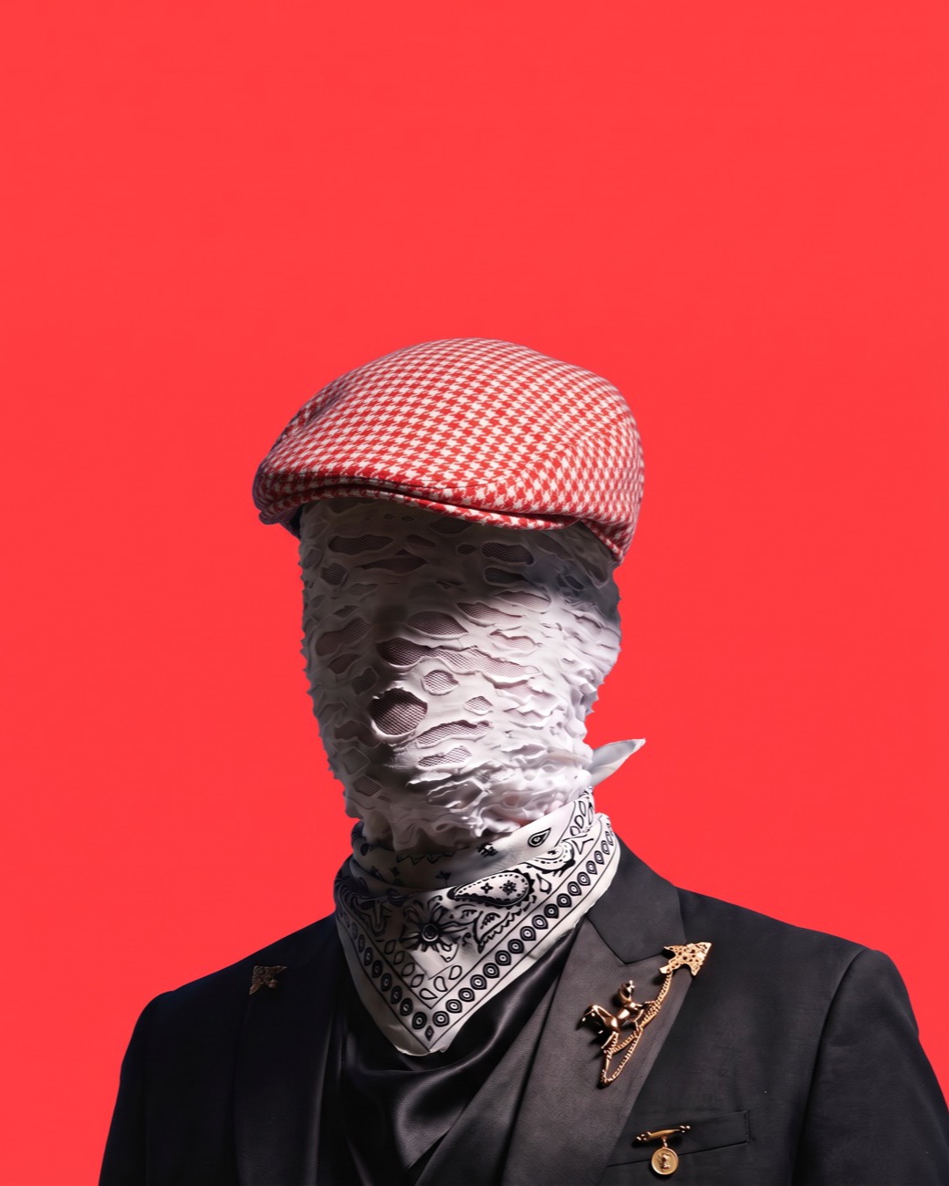 Gorra de cuadros rojos con pañuelo de paisley
