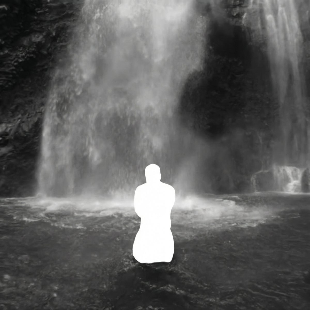 Alma de Cántaro: silueta blanca bajo una cascada en blanco y negro