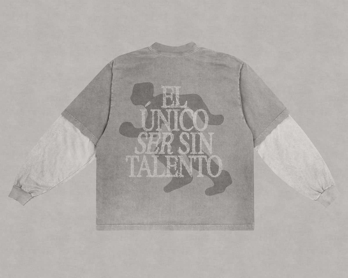 Camiseta gris con el texto el único ser sin talento