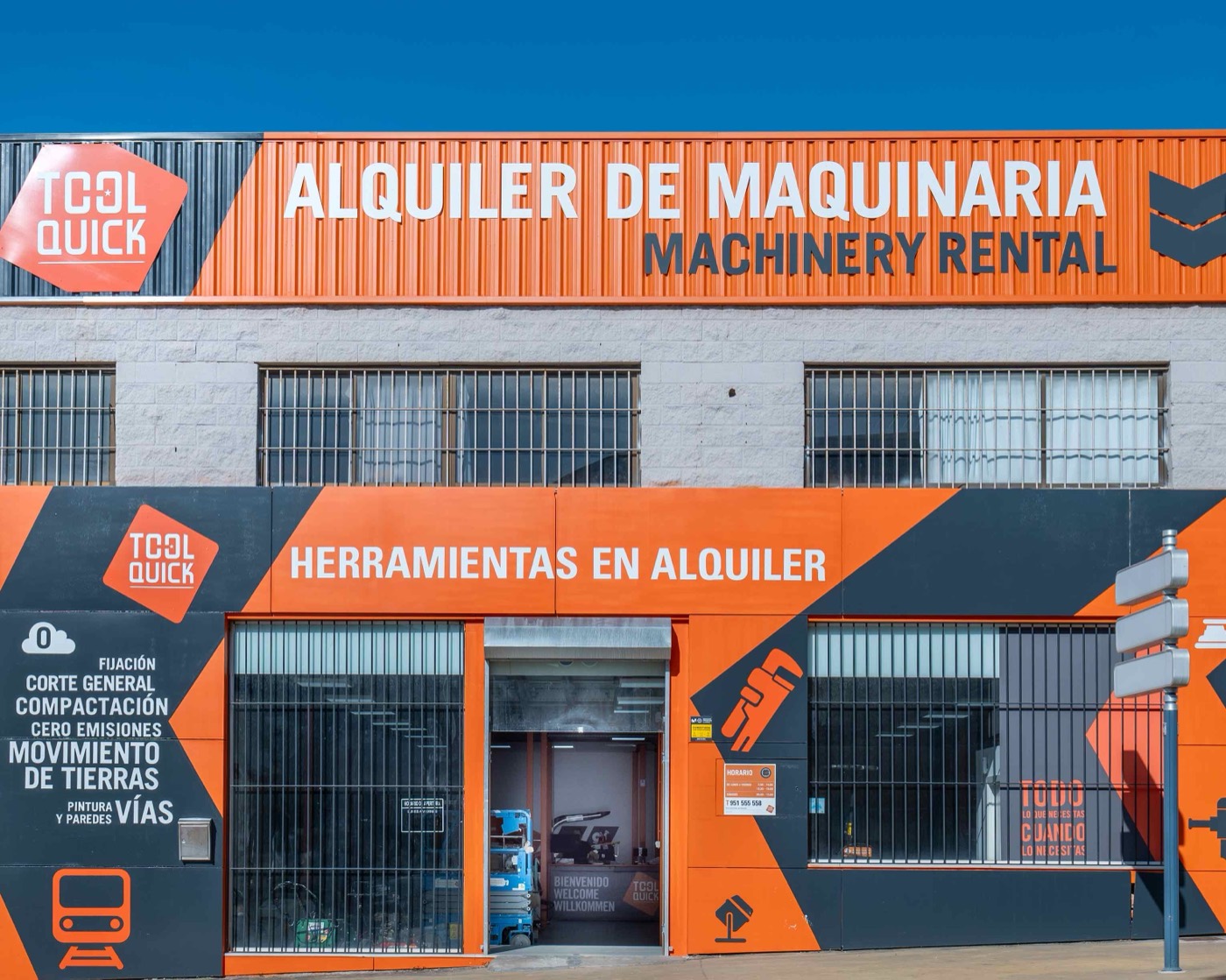 Fachada rotulada de la agencia ToolQuick de Marbella