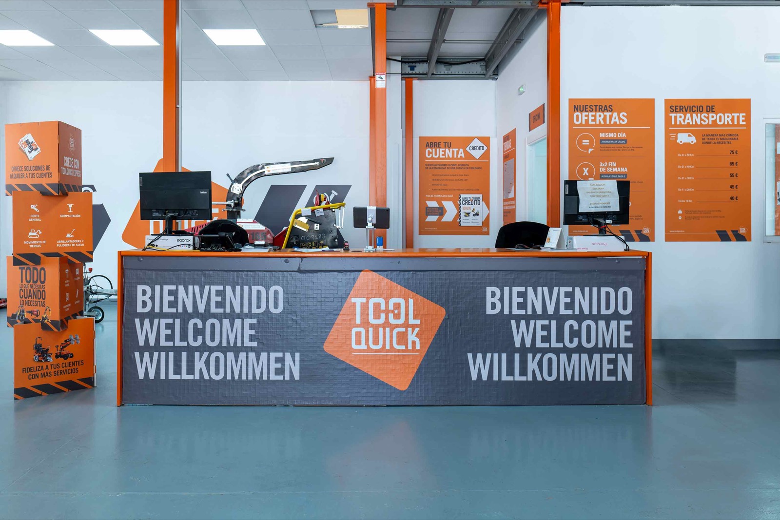 Mostrador de recepción rotulado con el saludo en tres idiomas