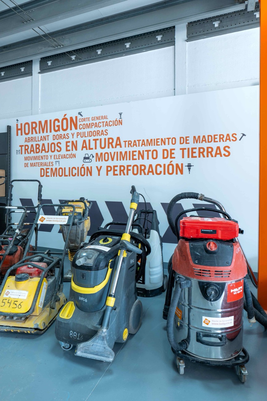 Mural de categorías de maquinaria sobre la zona de compactación