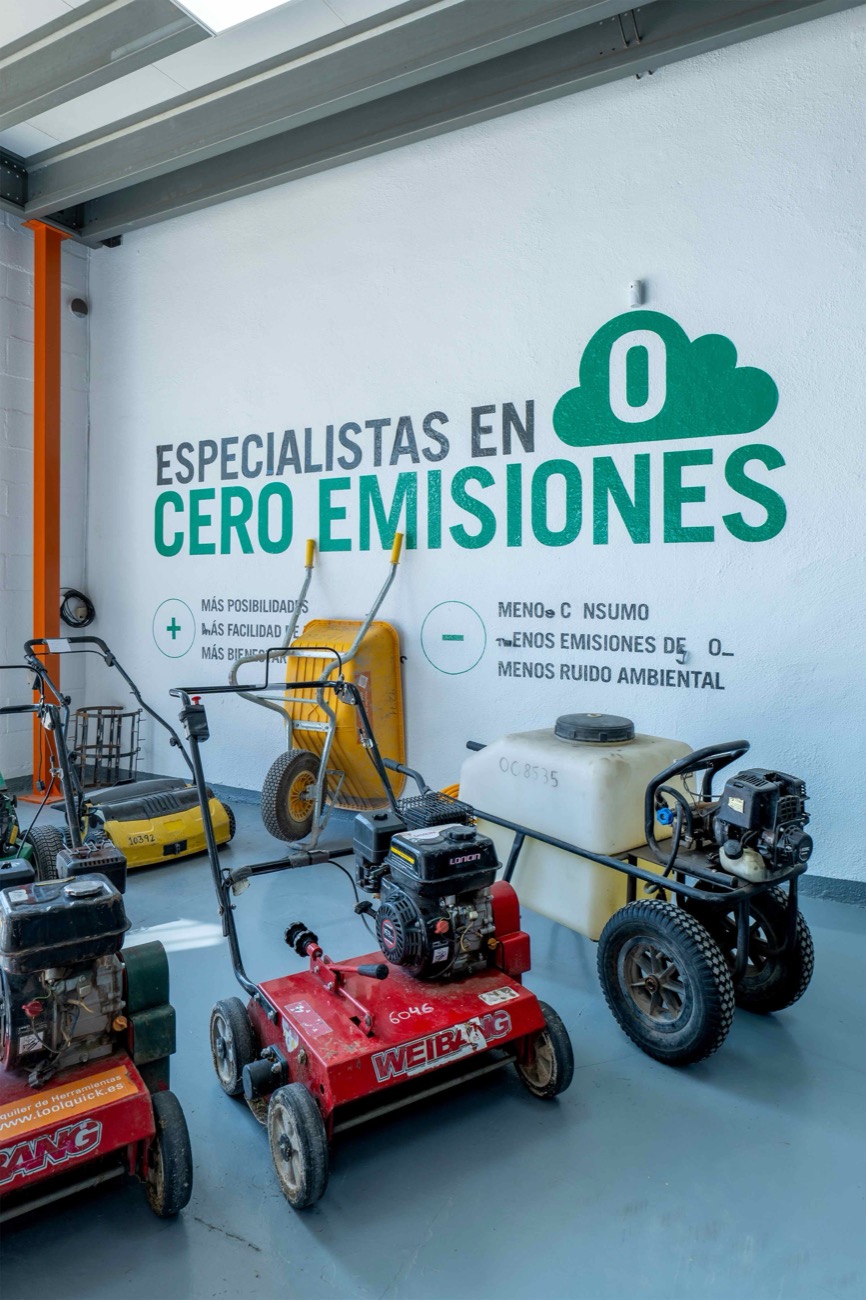 Mural en verde dedicado a la maquinaria de cero emisiones